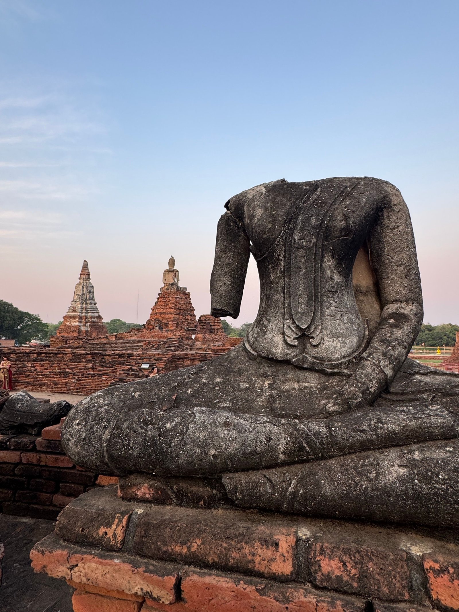 Estatua de Buda entre las ruinas de un templo en Ayutthaya.